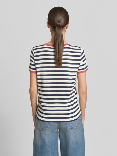 Vrouwenmodel draagt T-Shirt met Streifenmuster und Rundhalsausschnitt van Jake*s Casual, katoen, regular fit, strepen, ruglengte 58 cm, achteraanzicht volledige lichaamsopname