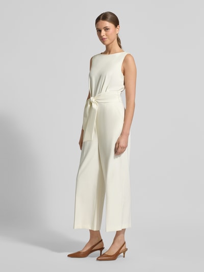 Frauenmodel trägt Jumpsuit mit Bindegürtel von Betty Barclay, Material-Mix mit Stretch-Anteil, weites Bein, Rundhalsausschnitt, Ganzkörperansicht von vorne.
