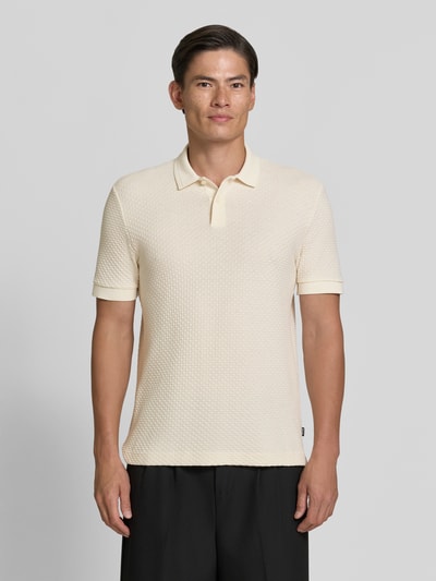 Mannenmodel draagt lichtgeel regular fit poloshirt in katoen, subtiele structuur, Regular Fit Poloshirt aus reiner Baumwolle model 'Parlay 82' van BOSS, heren poloshirt, volledige lichaamsopname van voren.