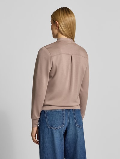 Frauenmodel trägt Regular Fit Sweatjacke mit Modal-Anteil von Marc O'Polo in Optik: Unifarben, Sweat-Material-Mix, Ganzkörperansicht Rückansicht.