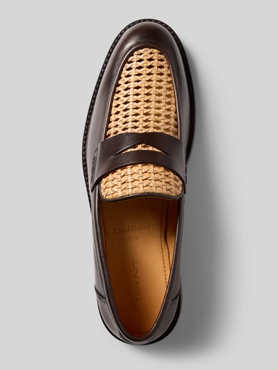 Produktfoto, Loafers aus Leder mit Label-Prägung Modell 'Lozham' von Gant in Braun, Flecht-Optik, abgerundete Form, strukturierte Sohle, Absatzhöhe 3 cm, Schafthöhe 7 cm, Schaftweite 6 cm.