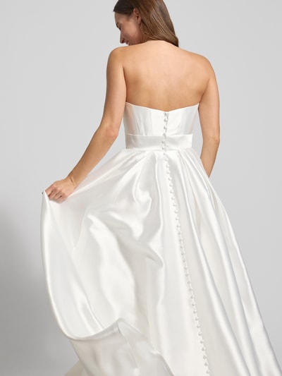 Kobiece modelka nosi Regular Fit Brautkleid mit Zierknopfleiste od Luxuar z satyny, taliowany krój, ozdobna listwa guzikowa, bez rękawów, zamek błyskawiczny, plisy, długość tyłu 202 cm, szerokość w biuście 33 cm; widok całej sylwetki od tyłu.
