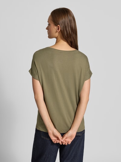 Männermodel trägt olivgrünes Regular Fit T-Shirt aus Viskose-Mix Modell 'MOSTER' von ONLY, Damski t-shirt, schlichte Struktur, Ganzkörperansicht Rückansicht