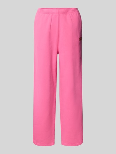Produktfoto, felroze Sweatpants met labelprint model 'PLIZZY' van American Vintage van zuivere katoen, relaxed fit, elastische tailleband, context dames sweatpants