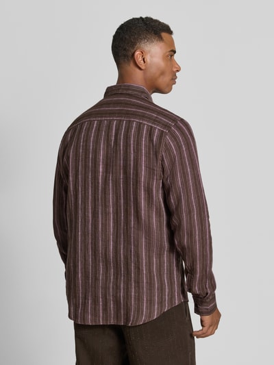 Männermodel trägt Regular Fit Leinenhemd aus reinen linnen Model 'Saryan' van Samsøe Samsøe, bruine crinkle-look met strepen, rugaanzicht, context: heren linnen overhemd van zuiver linnen, regular fit, Kentkraag, doorlopende knoopsluiting, opgestikte borstzak, ruglengte bij maat M 78 cm, schouderbreedte 44 cm, mouwlengte 68 cm.