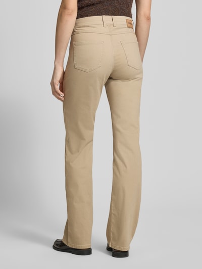 Frauenmodel trägt Bootcut Hose mit Eingrifftaschen Modell 'Lara' von Angels in Beige, Baumwoll-Mix mit Stretch, Ganzkörperansicht Rückansicht.