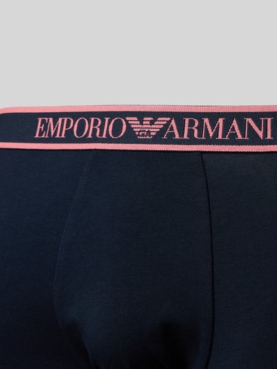 Männermodel trägt Slim Fit Trunks mit Logo-Stitching im 3er-Pack von Emporio Armani, elastischer Baumwoll-Mix, Nahaufnahme Oberkörper.