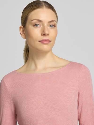 Vrouwenmodel draagt Regular Fit shirt met lange mouwen van puur katoen in lichtroze, Dames shirt met lange mouwen van Marc O'Polo, close-up bovenlichaam.