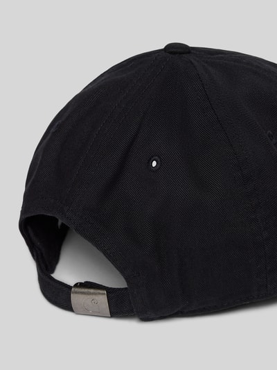 Produktfoto, Base Cap mit Logo-Stitching Modell 'Madison' von Carhartt Work In Progress aus Reine Baumwolle mit Strapback, schwarzer Stoff, Metallverschluss, sichtbare Nähte.