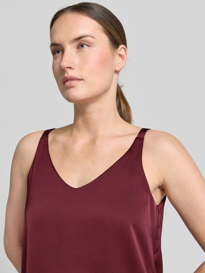 Frauenmodel trägt Regular Fit Top aus Satin von V by Vera Mont in Bordeauxrot, V-Ausschnitt, ärmellos, glatte Textur, Nahaufnahme Oberkörper.