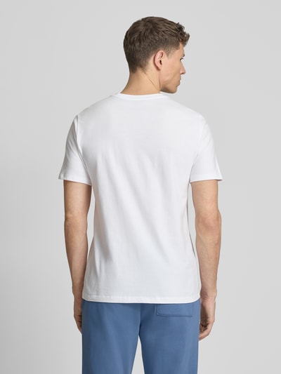Männermodel trägt T-Shirt mit Logo und Rundhalsausschnitt von GAP aus Reine Baumwolle in Regular-Fit, Rückenlänge 72 cm, Ganzkörperansicht Rückansicht.