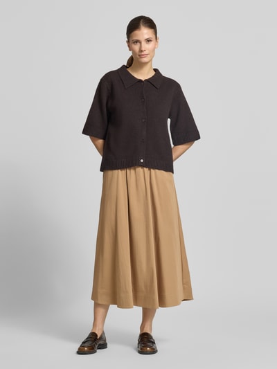 Frauenmodel trägt spódnica midi z elastycznym pasem Model 'SNOS' od Milano Italy, mieszanka bawełny z dodatkiem streczu, linia a, detal z logo, szerokość w rozmiarze 36: 34 cm, całkowita długość w rozmiarze 36: 82 cm, widok całej sylwetki z przodu