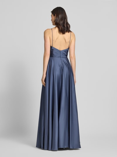 Frauenmodel trägt Abendkleid aus Satin mit V-Ausschnitt und Spaghettiträgern von Unique, taillierter Schnitt, Maxikleid in glänzendem Blau, Rückenlänge 124 cm, Brustweite 30 cm, Ganzkörperansicht Rückansicht.