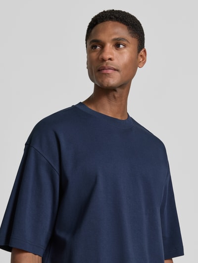 Männermodel trägt Relaxed Fit T-Shirt mit Rundhalsausschnitt von JAKE*S STUDIO MEN aus Reine Baumwolle, Kurzärmelig, Nahaufnahme Oberkörper.