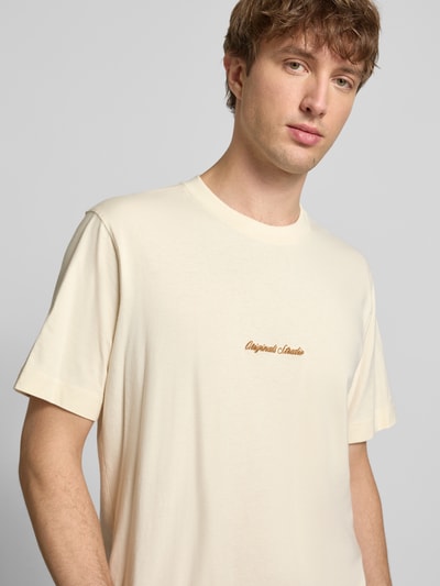 Männermodel trägt T-Shirt mit Label-Stitching Modell 'NORREBRO' von Jack & Jones in Creme, reine Baumwolle, Nahaufnahme Oberkörper.