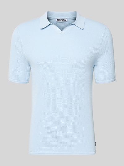 Produktfoto, hellblaues Slim Fit Poloshirt mit Strukturmuster aus reiner Baumwolle, V-Ausschnitt, REVIEW, Vorderansicht