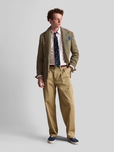 Männermodel trägt Custom Fit Freizeithemd aus reiner Baumwolle von Polo Ralph Lauren in zartem Rosa, kombiniert mit Jacke und Hose, Ganzkörperansicht von vorne. Herren Freizeithemd von Polo Ralph Lauren