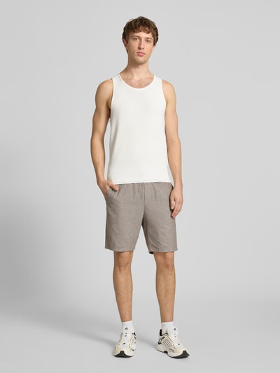 Männermodel trägt Regular Fit Tank Top aus Viskose-Mix Modell 'CHRIS' von Only & Sons in Unifarben, Feinstrickoptik, Ganzkörperansicht von vorne.