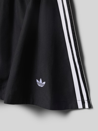 Produktfoto, Ausgestellter Sport-Rock mit Kontraststreifen von adidas Originals, schwarzer Minirock mit weißen Streifen und Mesh-Einsatz, unifarbene Optik, elastischer Bund, glatte Textur