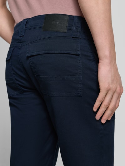 Männermodel trägt Regular Fit Cargoshorts aus Baumwoll-Mix von s.Oliver BLACK LABEL, jednolity granat, 5 kieszeni, splot twill, detailaufnahme Rückansicht.