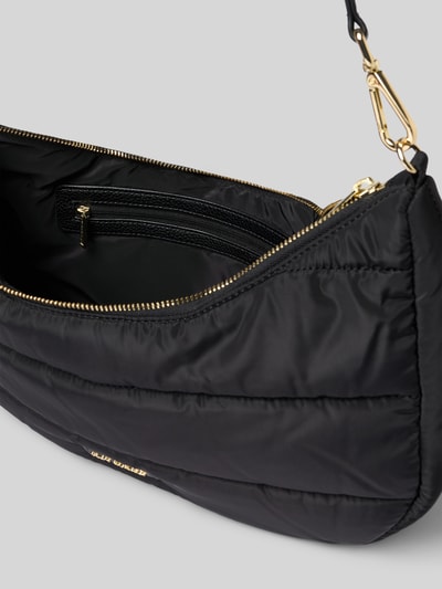 Produktfoto, Bauchtasche mit Steppnähten Modell 'Lifetime Buddy' von Hey Marly, schwarz mit goldfarbenem Reißverschluss und Label, strukturierte Oberfläche, großes Hauptfach, abnehmbarer Schulterriemen, metallic Detail, Reißverschluss-Innenfach, Maße und Details laut Kontext