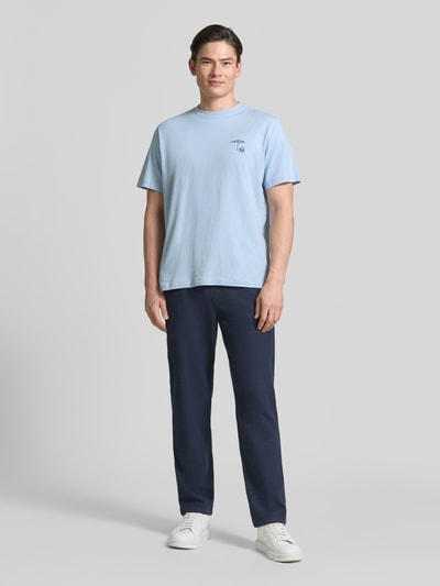 Männermodel trägt Regular Fit T-Shirt aus reiner Baumwolle Modell 'HASPEN' von SELECTED HOMME in Optik: Unifarben, Ganzkörperansicht von vorne.