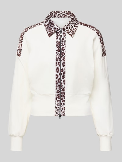 Produktfoto, Jacke mit Reißverschluss von Marc Cain aus Baumwoll-Elasthan-Mix in Weiß mit Leoparden-Details, Regular Fit, Hemdblusenkragen, gerippte Abschlüsse, Rückenlänge bei Größe 36: 50 cm.
