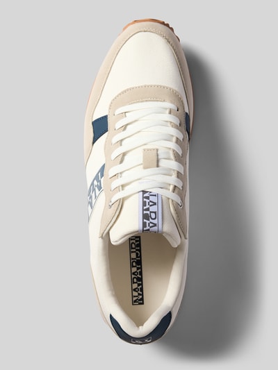Produktfoto, Sneaker mit Label-Details Modell 'COSMOS' von Napapijri, cremefarbene und blaue Akzente, abgerundete Spitze, Gummisohle, bei Größe 44 Absatzhöhe 3 cm, Schafthöhe 9 cm, Schaftweite 7 cm, Schnürung, strukturierte Stoff- und Gummi-Textur.