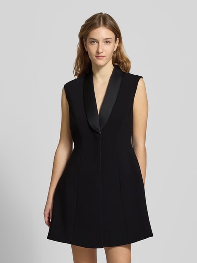 Frauenmodel trägt Minikleid mit Viskose-Anteil Modell 'Destene' von Bardot in Schwarz, Satin, ärmellos, V-Ausschnitt, Ganzkörperansicht von vorne.