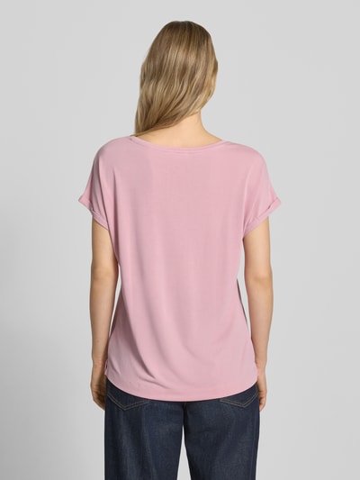 Frauenmodel trägt Regular Fit T-Shirt mit Rundhalsausschnitt von Christian Berg Woman in Rosa mit Modal-Mix und fixierten Ärmelabschlüssen, Rückenlänge bei Größe S 64 cm, Ganzkörperansicht Rückansicht.