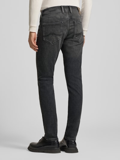 Männermodel trägt Slim Fit Jeans mit Eingrifftaschen Modell 'Oregon' van Mustang, katoenmix met stretch, heren, achteraanzicht, context: taillewijdte 44 cm, binnenbeenlengte 84 cm.