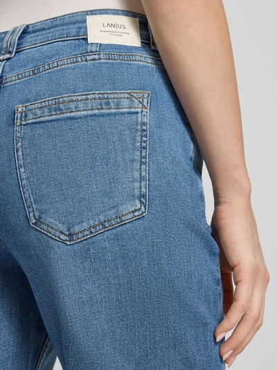 Vrouwenmodel draagt Wide Leg Jeans im Used-Look van Lanius, mix van katoen en elastaan, steekzakken, used-look, detailopname achterkant.