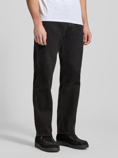 Männermodel trägt Jeans mit 5-Pocket-Design von Levi's®, schwarze Reine Baumwolle, Relaxed-Fit, Ganzkörperansicht von vorne.