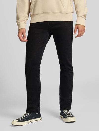 Männermodel trägt schwarze Slim Fit Jeans aus Baumwoll-Lyocell-Mix Modell '511® SLIM' von Levi's®, Herren Slim Fit Jeans, Ganzkörperansicht von vorne.