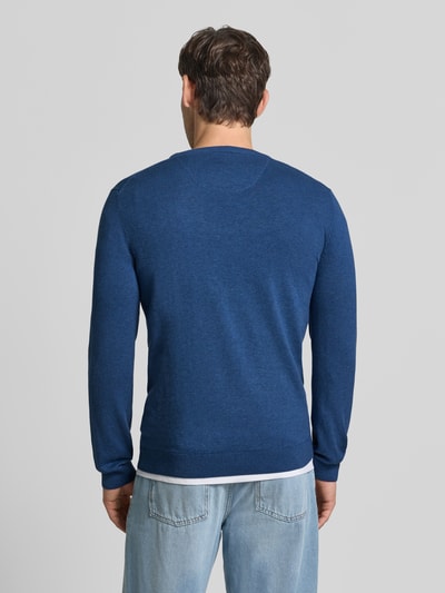 Männermodel trägt Regular Fit Pillover aus reiner Baumwolle von s.Oliver RED LABEL in Blau, glatte Struktur, Ganzkörperansicht Rückansicht.