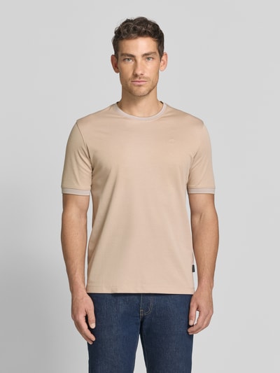 Männermodel trägt T-Shirt mit Rundhalsausschnitt von bugatti in Beige, Baumwoll-Mix, Regular-Fit, Label-Detail, Ganzkörperansicht von vorne. Rückenlänge bei Größe M: 70 cm.