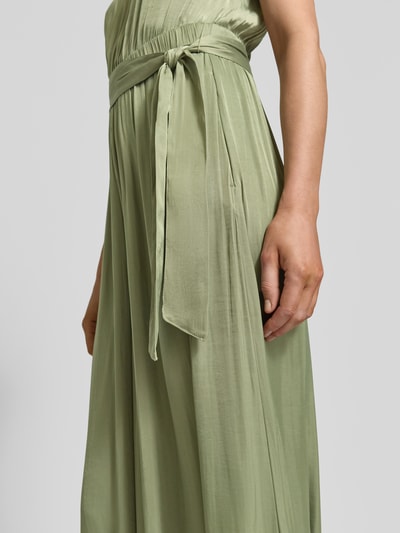Vrouwenmodel draagt Regular Fit Jumpsuit met tailleriem om te knopen van s.Oliver RED LABEL, look: effen, materiaalverwerking: satijn, detailopname.