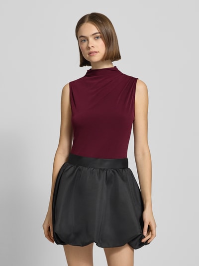 Frauenmodel trägt Shaped Fit Shirt ohne Ärmel Modell 'MADISON' von Pieces, Optik: Unifarben, Label-Stitching-Applikation, hochgeschlossen, Ganzkörperansicht von vorne.