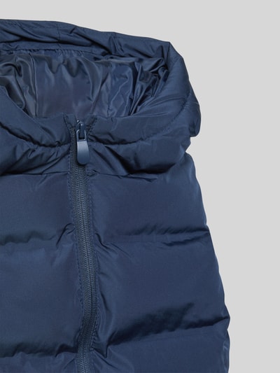 Produktfoto, dunkelblaue Steppweste mit Kapuze Modell 'MANEL' von Mango, Regular Fit, Reißverschluss, glatte und gesteppte Textur