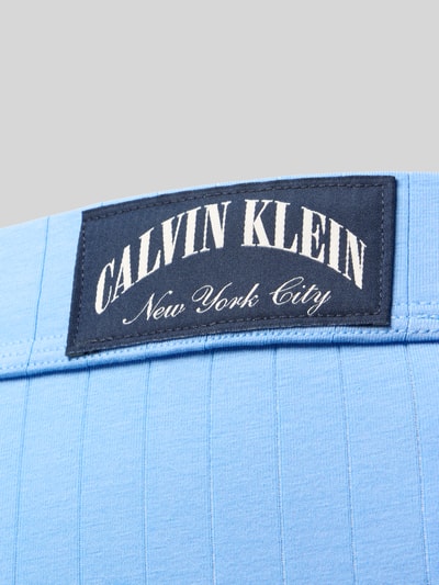 Frauenmodel trägt String aus Baumwoll-Mix Modell 'THONG' von Calvin Klein Underwear, Optik: Unifarben, gestreifte Struktur, Label-Patch, Bundabschluss: elastisch, Materialverarbeitung: Stretch, Nahaufnahme Rückenpartie.