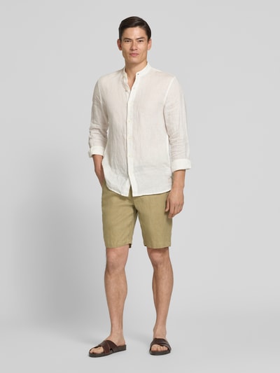 Männermodel trägt Leinen Shorts mit Eingrifftaschen Modell 'PANDRUP' von Casual Friday, gerade Passform, sandfarben, Ganzkörperansicht von vorne.