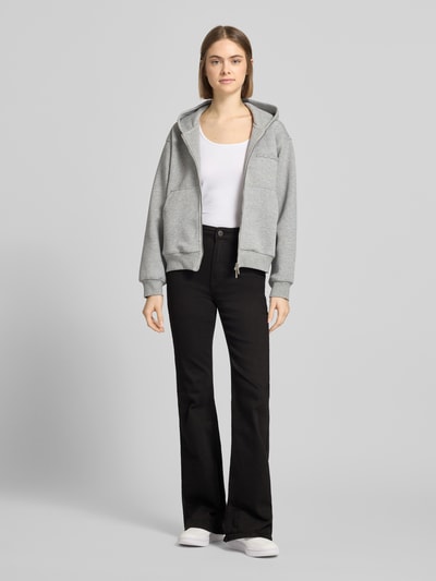 Frauenmodel trägt Flared Jeans mit 5-Pocket-Design Modell 'WENDIE' von Noisy May in Schwarz, Baumwoll-Elasthan-Mix, Ganzkörperansicht von vorne.