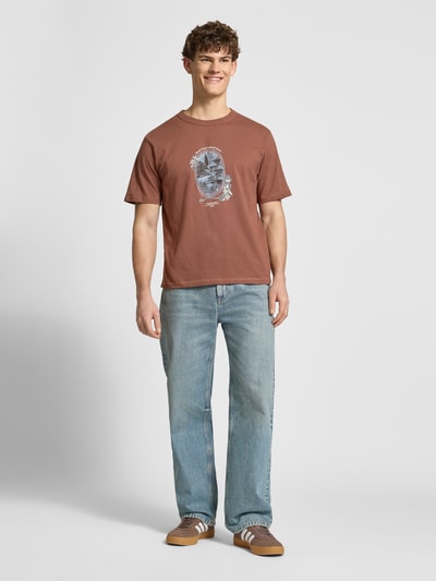 Mannenmodel draagt T-Shirt met Label-Print model 'NIAGARA' van Jack & Jones in bruin, rechte fit, ronde hals, katoenen stof, vooraanzicht volledige lichaamsopname.
