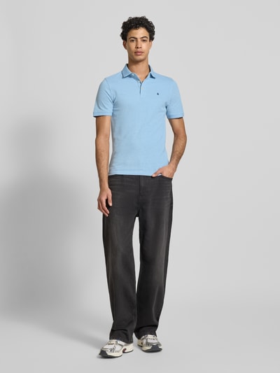 Männermodel trägt Slim Fit Poloshirt mit Viskose-Anteil Modell 'Paulos' von JACK & JONES, Baumwoll-Mix, Polokragen, Kurzärmelig, Logo-Stitching, Rückenlänge bei Größe M 72 cm, Ganzkörperansicht von vorne.