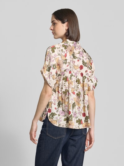 Frauenmodel trägt Bluse aus Viskose mit kurzer Knopfleiste Modell 'Winie Flowwi' von MOS MOSH, florales Muster, lockerer Schnitt, Ganzkörperansicht Rückansicht. Reine Viskose, Hemdblusenkragen, bei Größe S Rückenlänge 60 cm, Ärmellänge 15 cm.