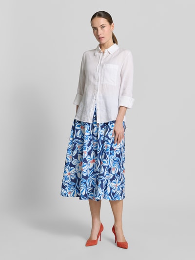 Frauenmodel trägt Midirock mit Raffungen von WHITE LABEL aus reiner Baumwolle mit blau-weißem Blumenmuster, A-Linie, elastischer Bund, Ganzkörperansicht von vorne.