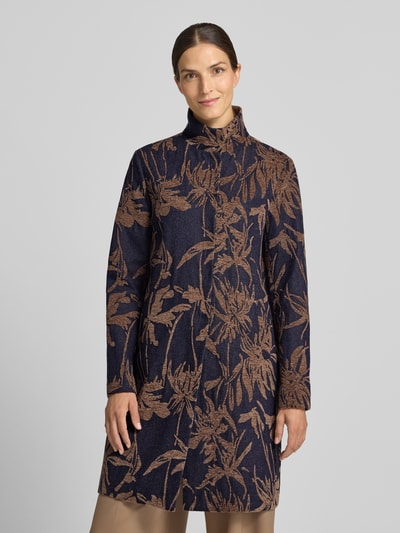 Frauenmodel trägt Relaxed Fit Mantel mit Baumwoll-Viskose-Anteil von White Label, floraler Allover-Print, Material-Mix in Blau und Braun, Stehkragen, Ganzkörperansicht von vorne. Rückenlänge 89 cm, Brustweite 48 cm, Ärmellänge 63 cm.