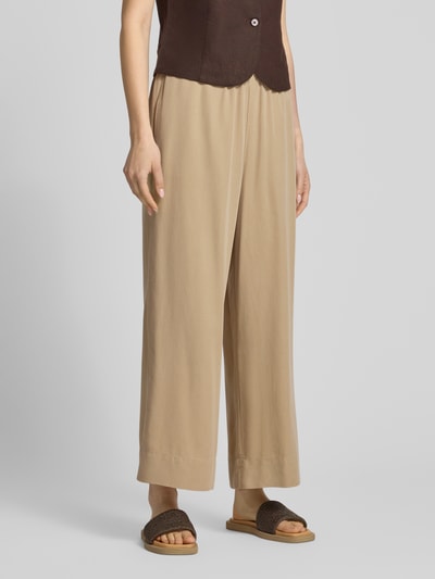 Vrouwenmodel draagt Weite Hose aus Lyocell van Marc O'Polo Denim in look: effen, regular fit, wide leg, boord elastisch, steekzakken, materiaal: lyocell. Ganzkörperansicht van voren.