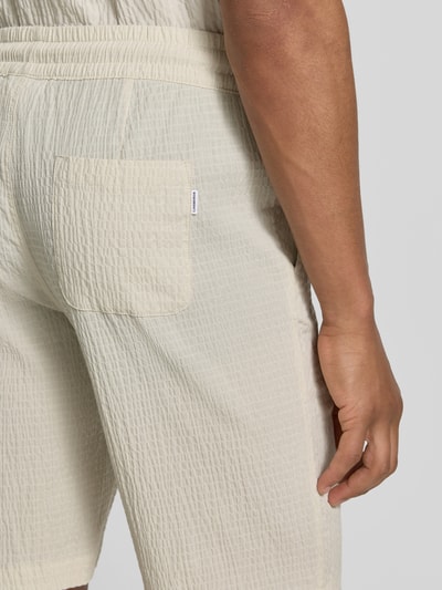 Männermodel trägt Shorts mit elastischem Bund und Strukturmuster von Lindbergh aus Baumwoll-Mix mit Stretch-Anteil, Detailaufnahme Rückansicht.