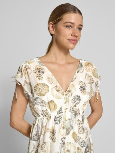 Frauenmodel trägt Midikleid mit Seide-Anteil und kurzer Knopfleiste von Marc Cain, Muschelprint, Baumwoll-Mix mit Seiden-Anteil, Taillierter Schnitt, V-Ausschnitt, Ärmel mit Bindung, blickdichtes Unterkleid, Nahaufnahme Oberkörper.